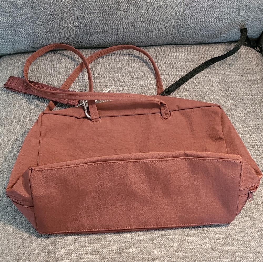 BAGGU Medium Bowler Bag and Logo Keychain in Mahogany - Picture 4 of 12